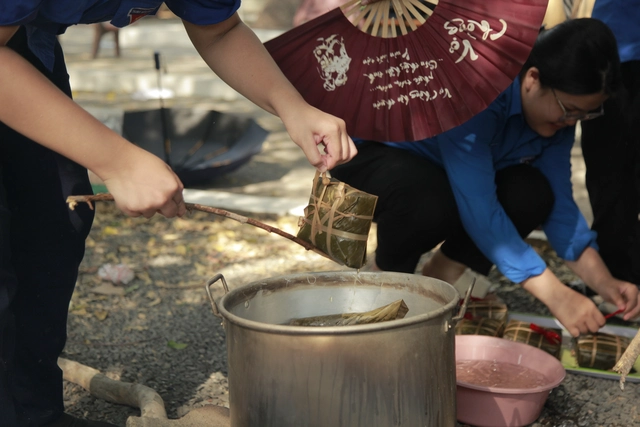 Teen THPT chuyên Hùng Vương gói bánh chưng, nhảy flashmob mừng 30 năm thành lập trường- Ảnh 1.