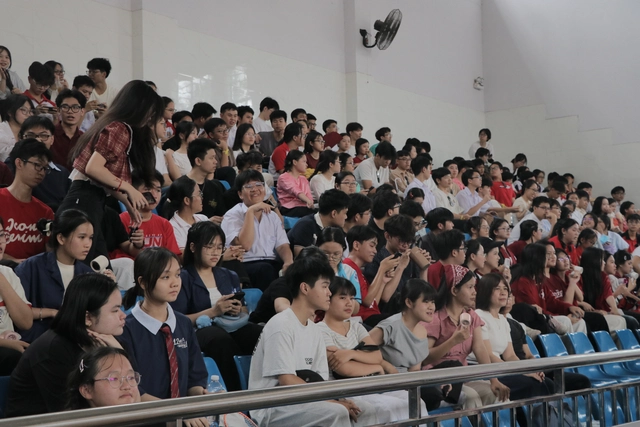 Teen THPT chuyên Hùng Vương gói bánh chưng, nhảy flashmob mừng 30 năm thành lập trường- Ảnh 14.