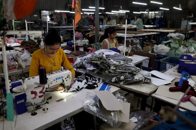 Iran conflict hits Asia's polyester suppliers to global fast fashion- Ảnh 1.