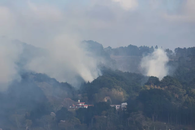 Firefighters in northern Japan struggle to contain blazes as over 3,000 people evacuated- Ảnh 2.