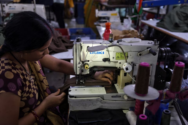 Iran conflict hits Asia's polyester suppliers to global fast fashion- Ảnh 2.