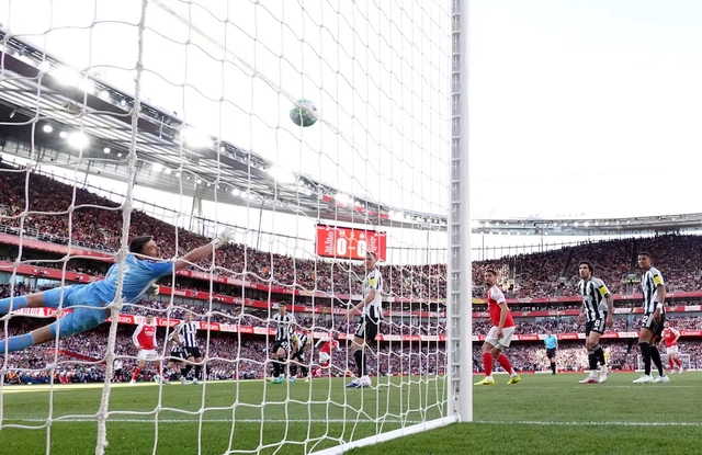 Nervy Arsenal go back to top of Premier League as Eze seals vital win over Newcastle - Ảnh 1.
