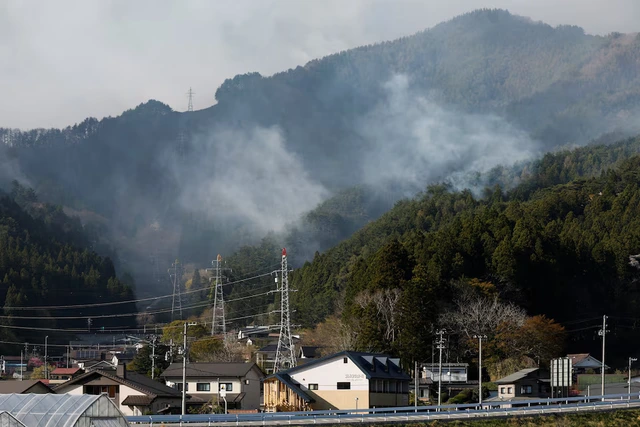 Firefighters in northern Japan struggle to contain blazes as over 3,000 people evacuated- Ảnh 3.