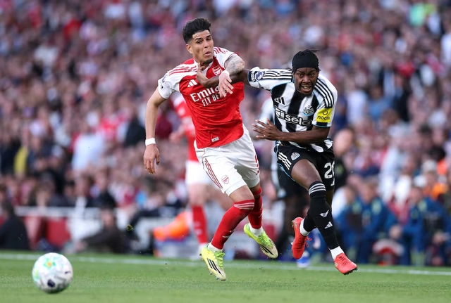 Nervy Arsenal go back to top of Premier League as Eze seals vital win over Newcastle - Ảnh 3.