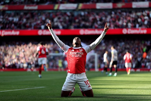 Nervy Arsenal go back to top of Premier League as Eze seals vital win over Newcastle - Ảnh 2.