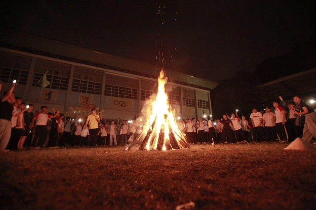 Teen THPT chuyên Hùng Vương gói bánh chưng, nhảy flashmob mừng 30 năm thành lập trường- Ảnh 15.