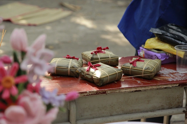 Teen THPT chuyên Hùng Vương gói bánh chưng, nhảy flashmob mừng 30 năm thành lập trường- Ảnh 5.