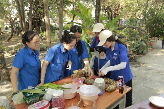 Teen THPT chuyên Hùng Vương gói bánh chưng, nhảy flashmob mừng 30 năm thành lập trường- Ảnh 4.