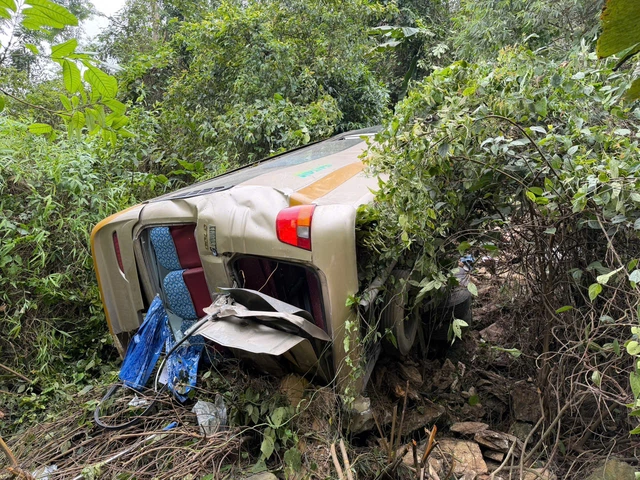 1 dead, 6 injured after passenger vehicle plunges off road in northern Vietnam- Ảnh 1.