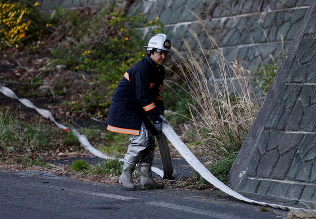 Tsunami survivor battles wildfire to protect hometown in Japan's northeast - Ảnh 3.