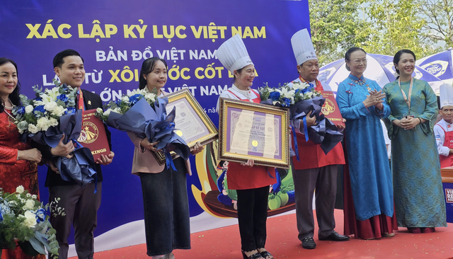 Vietnam map made from 600kg of sticky rice sets national record- Ảnh 3.