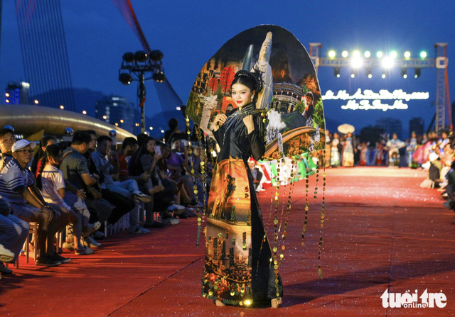 ‘Ao dai’ show transforms Da Nang’s Han River bridge into open-air runway- Ảnh 1.