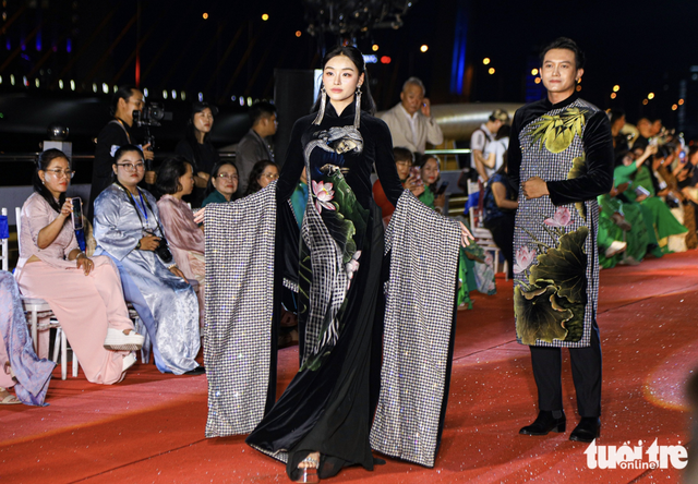‘Ao dai’ show transforms Da Nang’s Han River bridge into open-air runway- Ảnh 2.