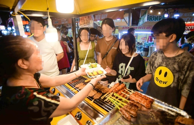 Vietnam proposes fines of over $150 for cooked food handlers failing to trim fingernails, wear gloves - Ảnh 1.