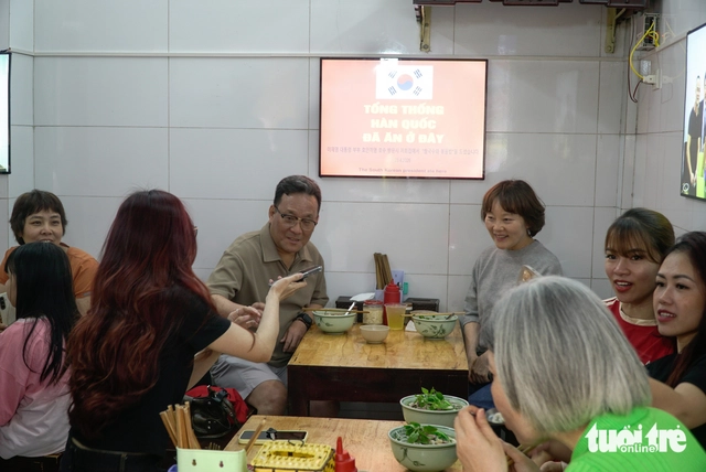 Hanoi 'pho' restaurant draws crowds after South Korea’s Lee Jae Myung visit- Ảnh 4.