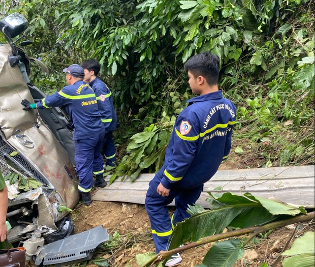 1 dead, 6 injured after passenger vehicle plunges off road in northern Vietnam- Ảnh 3.
