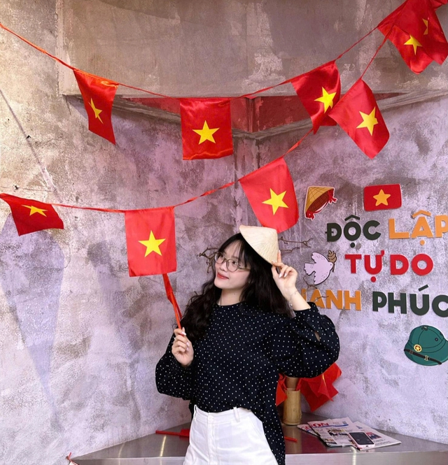 3 quán cà phê rực rỡ sắc cờ mừng lễ 30-4 tại TP.HCM- Ảnh 3.