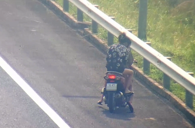 Vietnam fines three people $626 over wrong-way scooter ride on expressway- Ảnh 1.