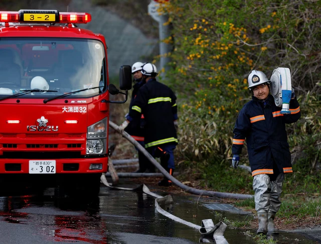 Tsunami survivor battles wildfire to protect hometown in Japan's northeast - Ảnh 1.