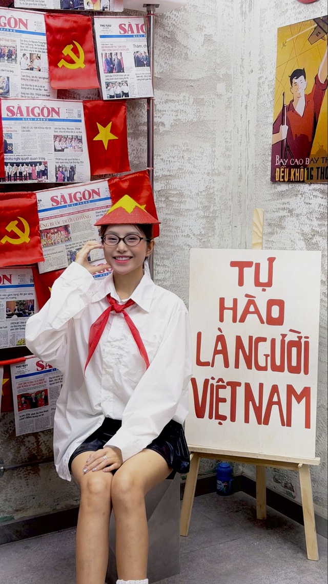 3 quán cà phê rực rỡ sắc cờ mừng lễ 30-4 tại TP.HCM- Ảnh 1.