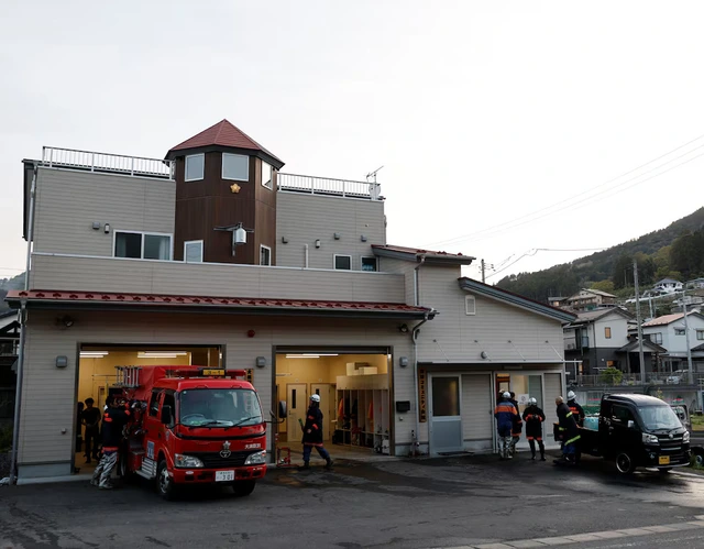 Tsunami survivor battles wildfire to protect hometown in Japan's northeast - Ảnh 5.