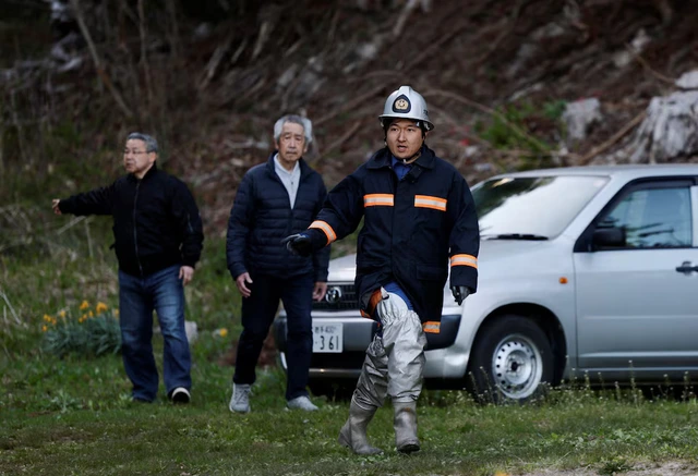 Tsunami survivor battles wildfire to protect hometown in Japan's northeast - Ảnh 2.