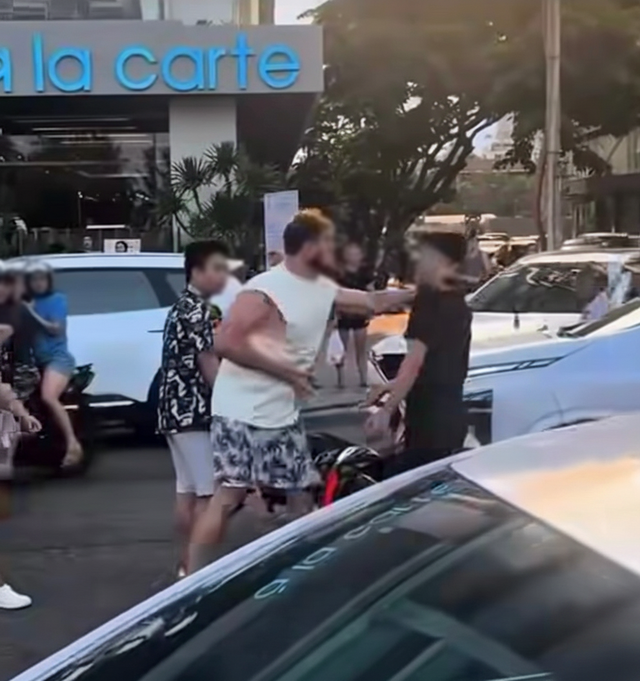Police probe video of foreign man allegedly assaulting driver after Da Nang crash- Ảnh 1.