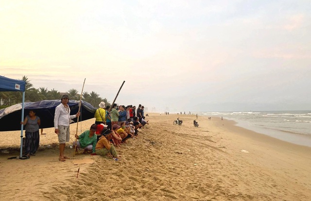 2 Indian tourists rescued from near drowning off Da Nang beach - Ảnh 2.