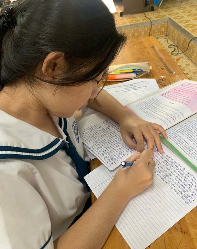 Nữ sinh Trường THPT Lê Minh Xuân đi tìm ‘dấu vân tay’ riêng trong thế giới văn chương - Ảnh 2.