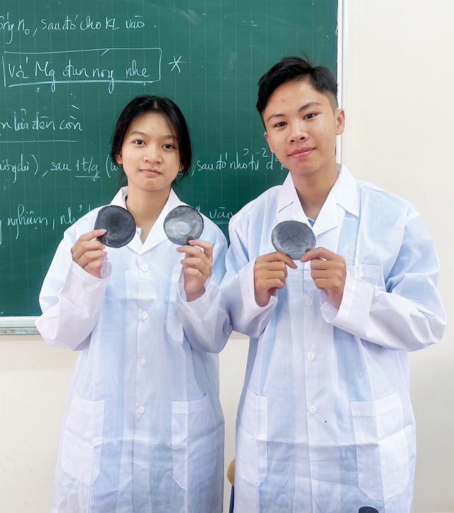 Đôi bạn An Giang chế tạo bạt phủ thân thiện với môi trường- Ảnh 1.
