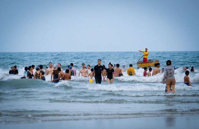 2 Indian tourists rescued from near drowning off Da Nang beach - Ảnh 1.