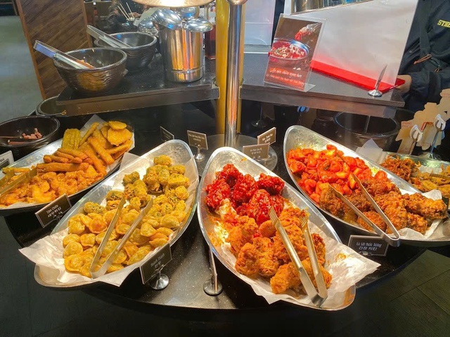 Hanoi fines youth-favorite eateries Dookki, Laboong, Com Tho Bach Khoa over food safety violations - Ảnh 1.