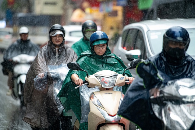 Cold front expected to bring rain, cool weather to northern Vietnam - Ảnh 1.