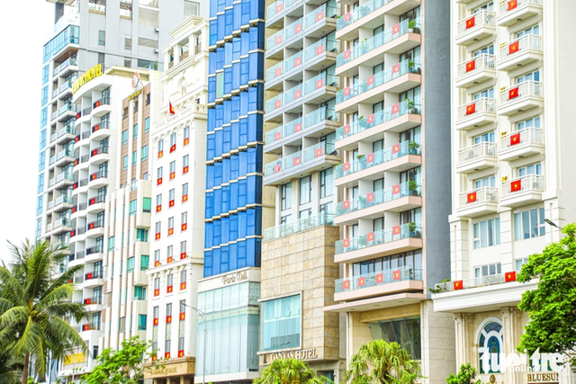 Da Nang youth flock to capture festive moments for Reunification Day celebration - Ảnh 2.