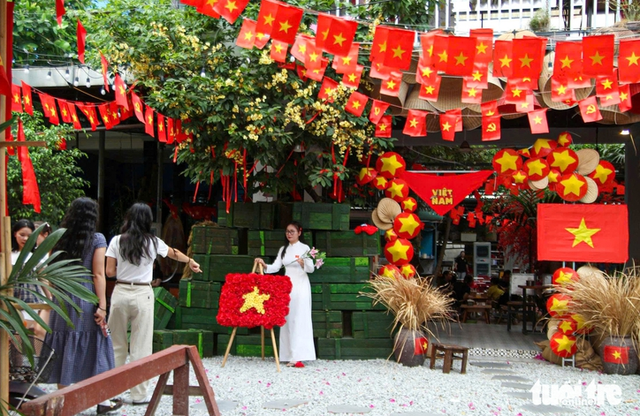 Da Nang youth flock to capture festive moments for Reunification Day celebration - Ảnh 3.
