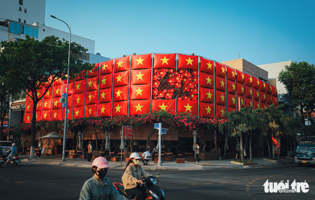 Da Nang youth flock to capture festive moments for Reunification Day celebration - Ảnh 4.