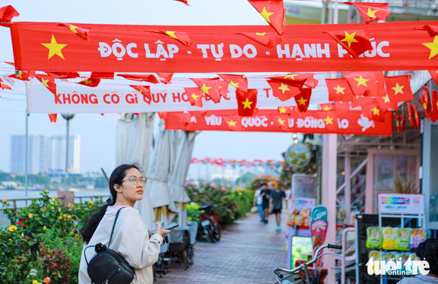 Da Nang youth flock to capture festive moments for Reunification Day celebration - Ảnh 5.