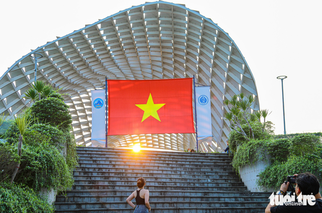 Da Nang youth flock to capture festive moments for Reunification Day celebration - Ảnh 6.