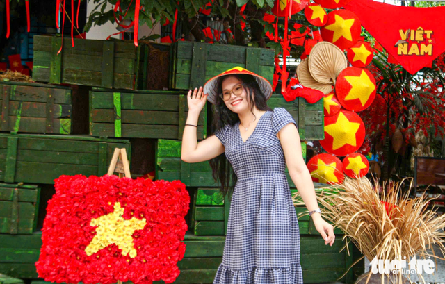 Da Nang youth flock to capture festive moments for Reunification Day celebration - Ảnh 7.