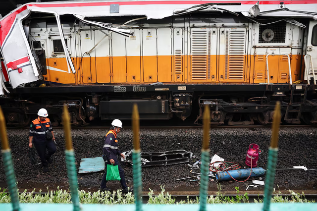 Indonesia train crash toll rises to 14 as rescuers work to remove trapped passengers - Ảnh 1.