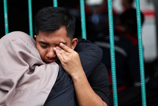 Indonesia train crash toll rises to 14 as rescuers work to remove trapped passengers - Ảnh 2.
