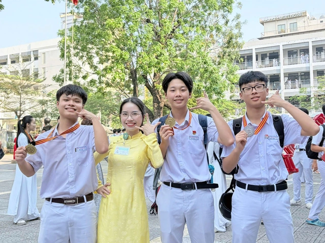 Ba người bạn thân Trường THPT Phan Châu Trinh cùng tỏa sáng tại kỳ thi Olympic 30-4- Ảnh 1.