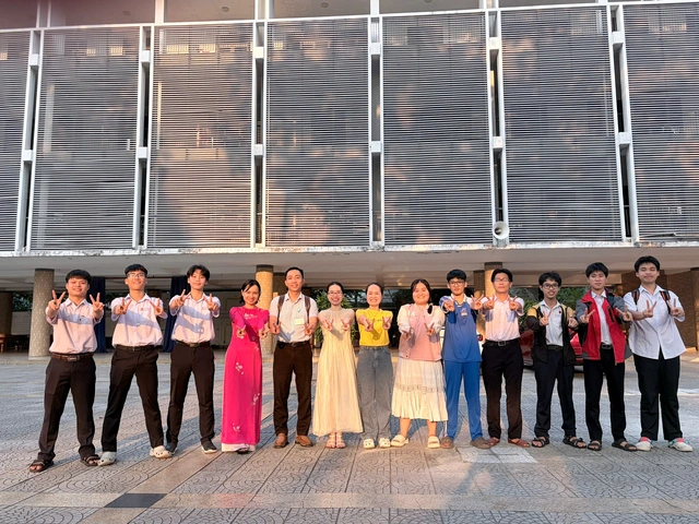 Ba người bạn thân Trường THPT Phan Châu Trinh cùng tỏa sáng tại kỳ thi Olympic 30-4- Ảnh 5.