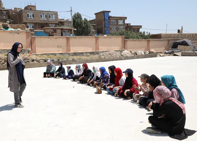 UNICEF warns Afghanistan could lose up to 25,000 female health workers, teachers- Ảnh 1.
