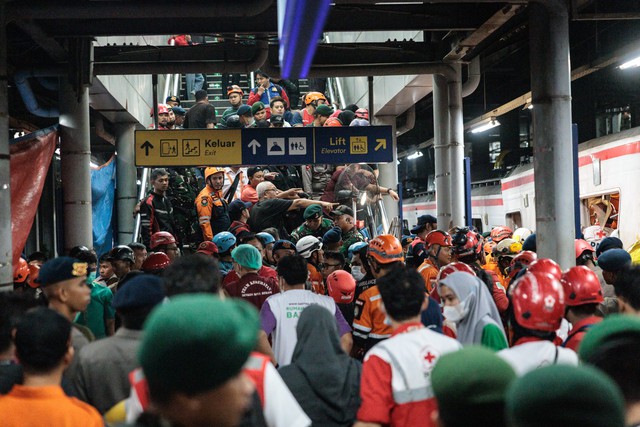 Indonesia train crash kills 15; taxi firm pledges cooperation in probe - Ảnh 3.