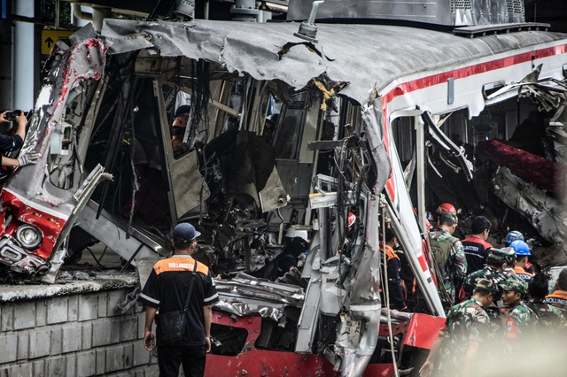 Indonesia train crash kills 15; taxi firm pledges cooperation in probe - Ảnh 2.