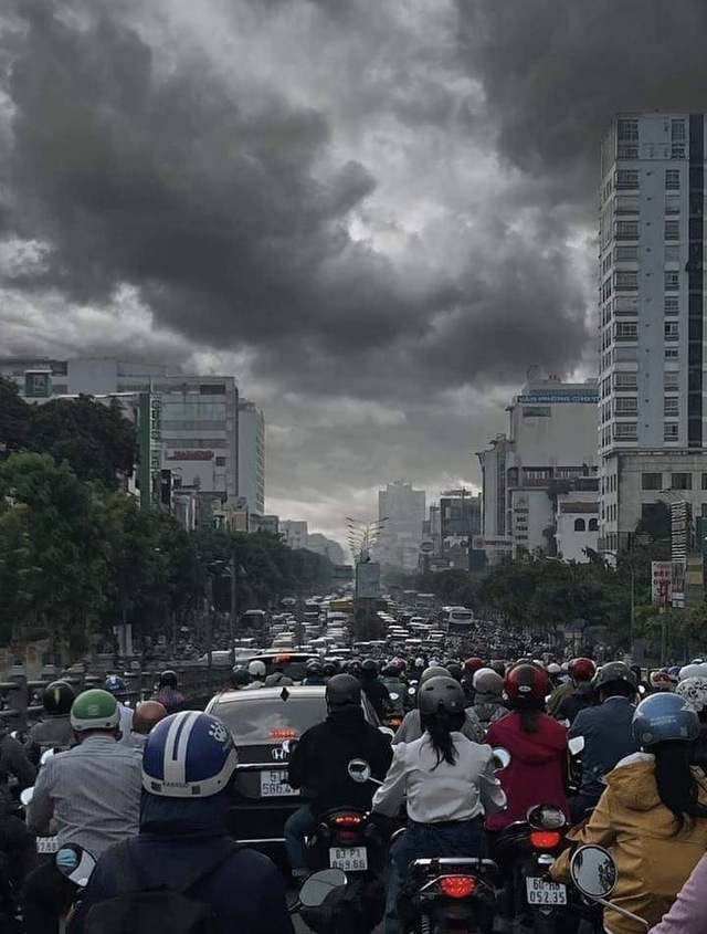 Red-light saga in Vietnamese traffic: Faster by a second, slower by a lifetime- Ảnh 3. Red-light saga in Vietnamese traffic: Faster by a second, slower by a lifetime- Ảnh 3.