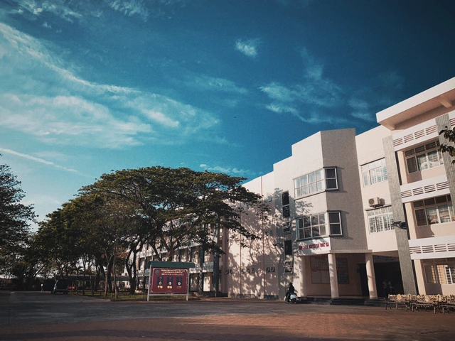 4 dấu ấn nổi bật của Trường THPT chuyên Lê Quý Đôn- Ảnh 1. 4 dấu ấn nổi bật của Trường THPT chuyên Lê Quý Đôn- Ảnh 1.