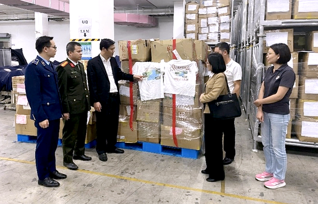 Company fined for printing T-shirts featuring Vietnam map without key archipelagoes - Ảnh 1.