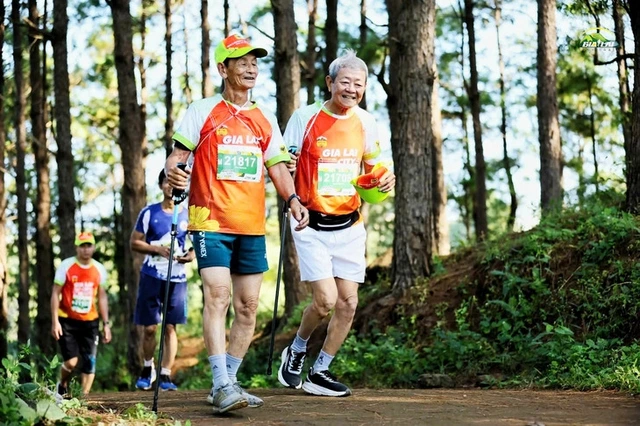 Vietnam’s 80-year-old runner and his passion for chasing miles - Ảnh 2.
